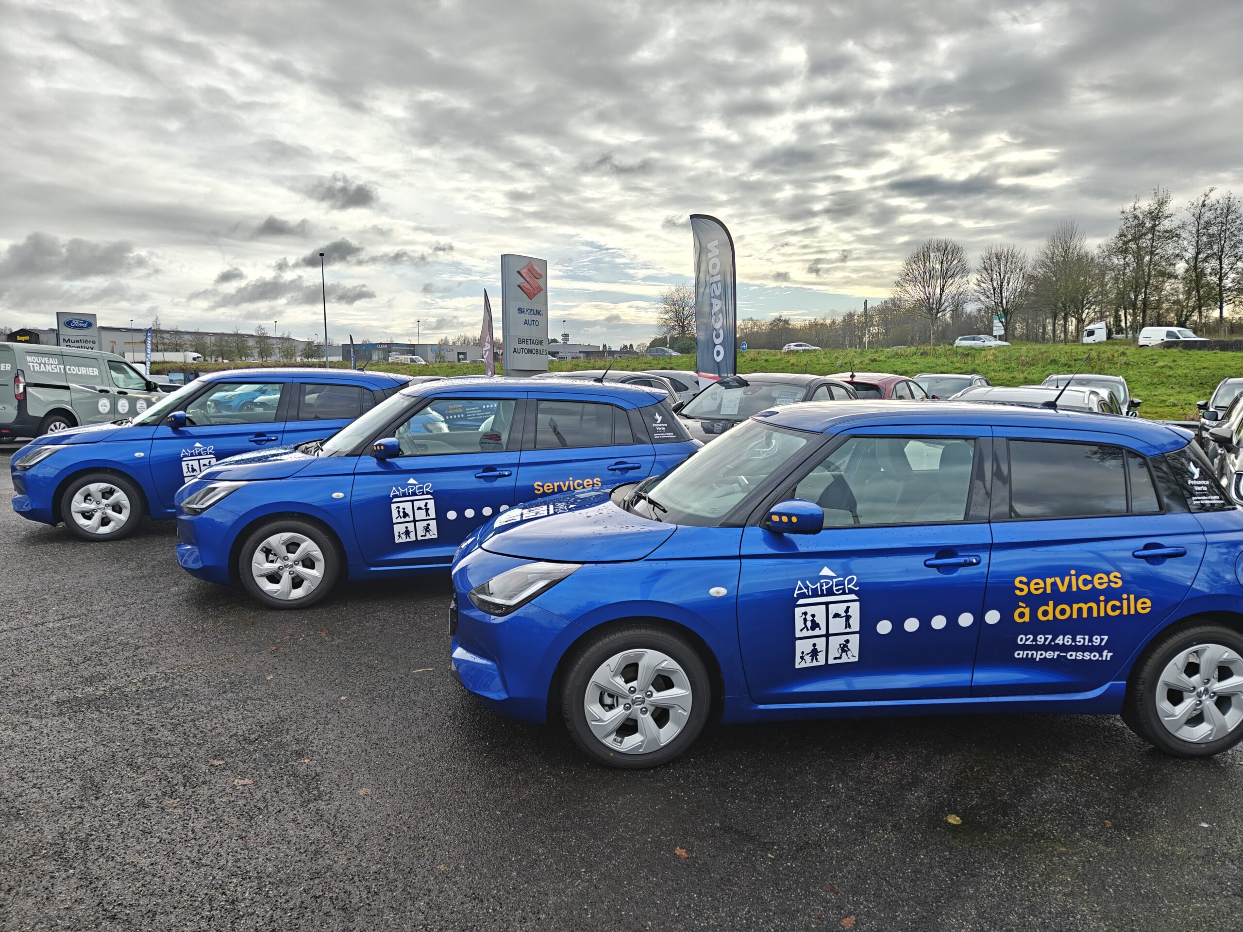 Une femme assise dans un fauteuil