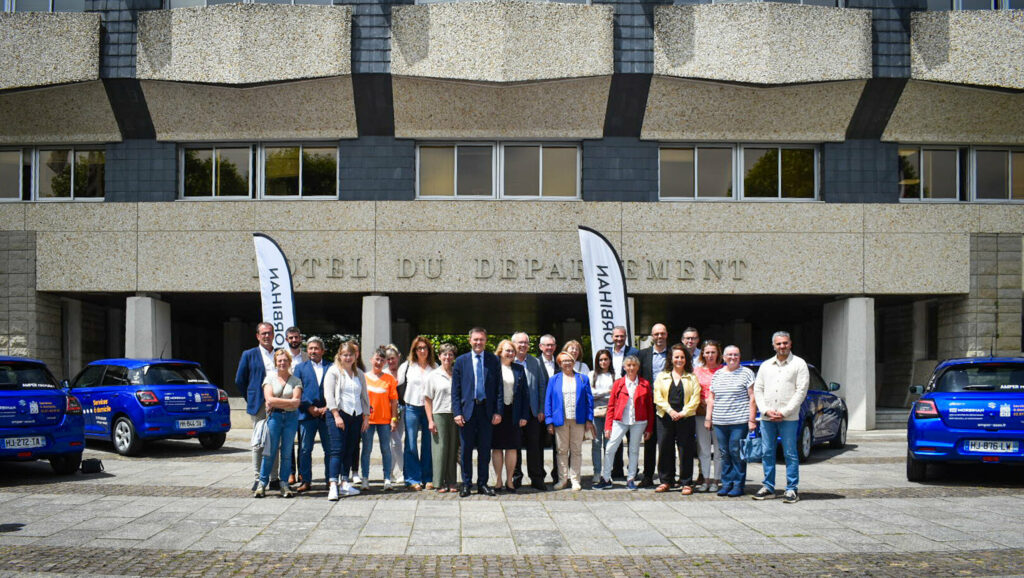 Photo de groupe des élus du CD56, équipe AMPER à l'occasion de la remise des clés