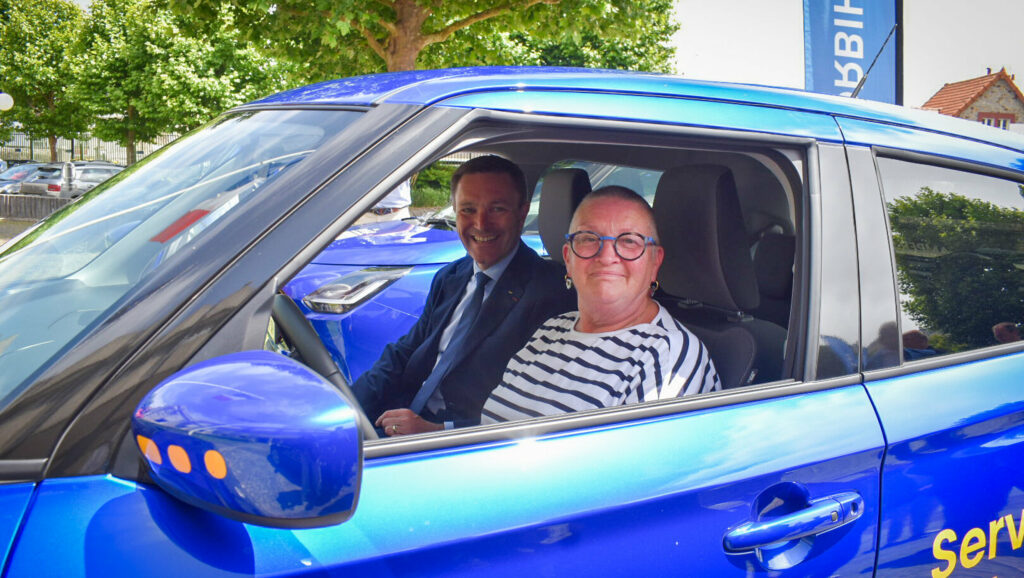 David LAPPARTIENT avec une des salariés d'AMPER qui teste la Suzuki Swift